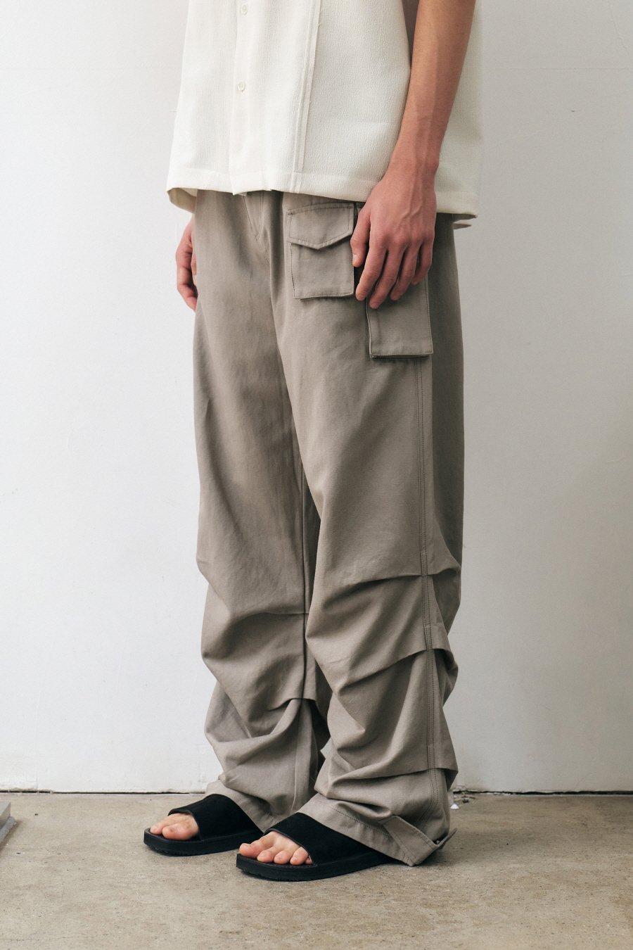 【INSILENCE】MULTI POCKET PINTUCK PANTS MUSINSA | INSILENCE multi-pocket pintuck pants TAN GREY